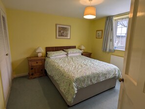 3 bedrooms, travel cot, free Internet