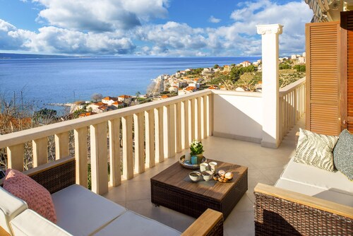 Villa by the sea (170 m)fully air-conditioned with panoramic view, heated pool
