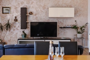 Smart TV, fireplace, table tennis