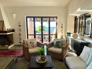 Living area - Villetta Li Junchi: Your Private Haven with Unforgettable Sea Views - Sardinia Unlimited (Trinità d'Agultu e Vignola)