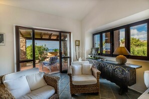 Living area - Villetta Li Junchi: Your Private Haven with Unforgettable Sea Views - Sardinia Unlimited (Trinità d'Agultu e Vignola)