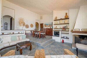 Living area - Villetta Li Junchi: Your Private Haven with Unforgettable Sea Views - Sardinia Unlimited (Trinità d'Agultu e Vignola)