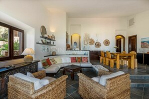 Interior - Villetta Li Junchi: Your Private Haven with Unforgettable Sea Views - Sardinia Unlimited (Trinità d'Agultu e Vignola)