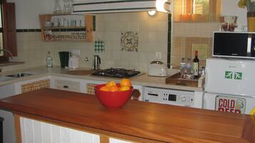 Réfrigérateur, micro-ondes, plaque de cuisson, cafetiÚre/bouilloire