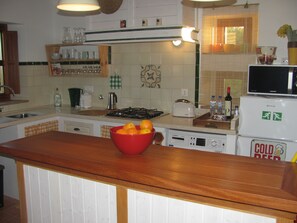 Refrigerador, microondas, placa de cocina, cafetera/tetera