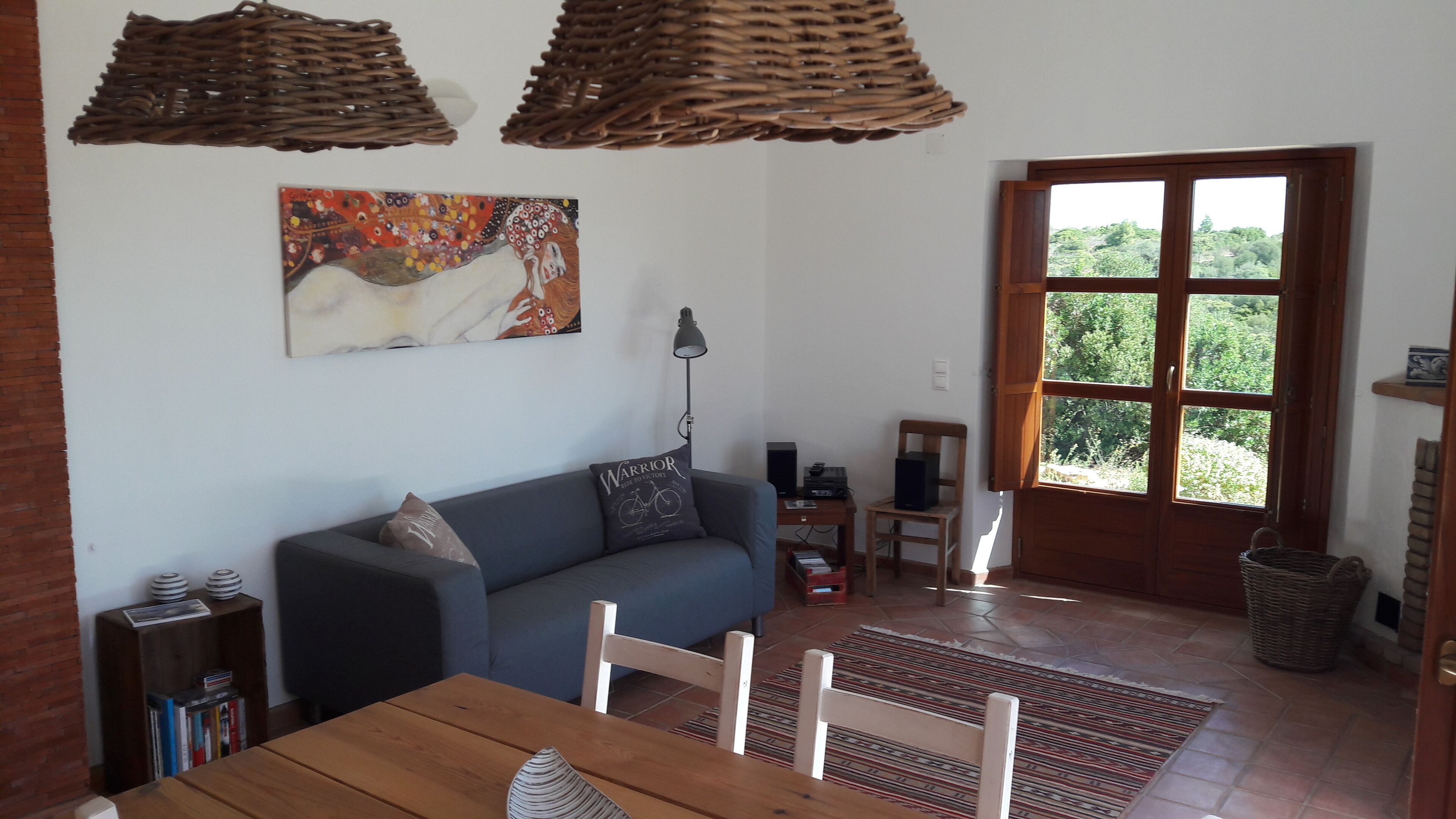 Älytelevisio, takka, kirjoja, stereot