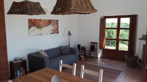 智能電視、壁爐、書籍、音響