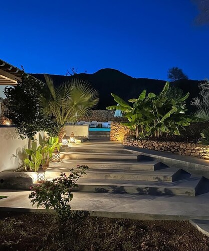 VILLA 5 MINUTES FROM THE BEACHES WITH POOL AND GARDENS