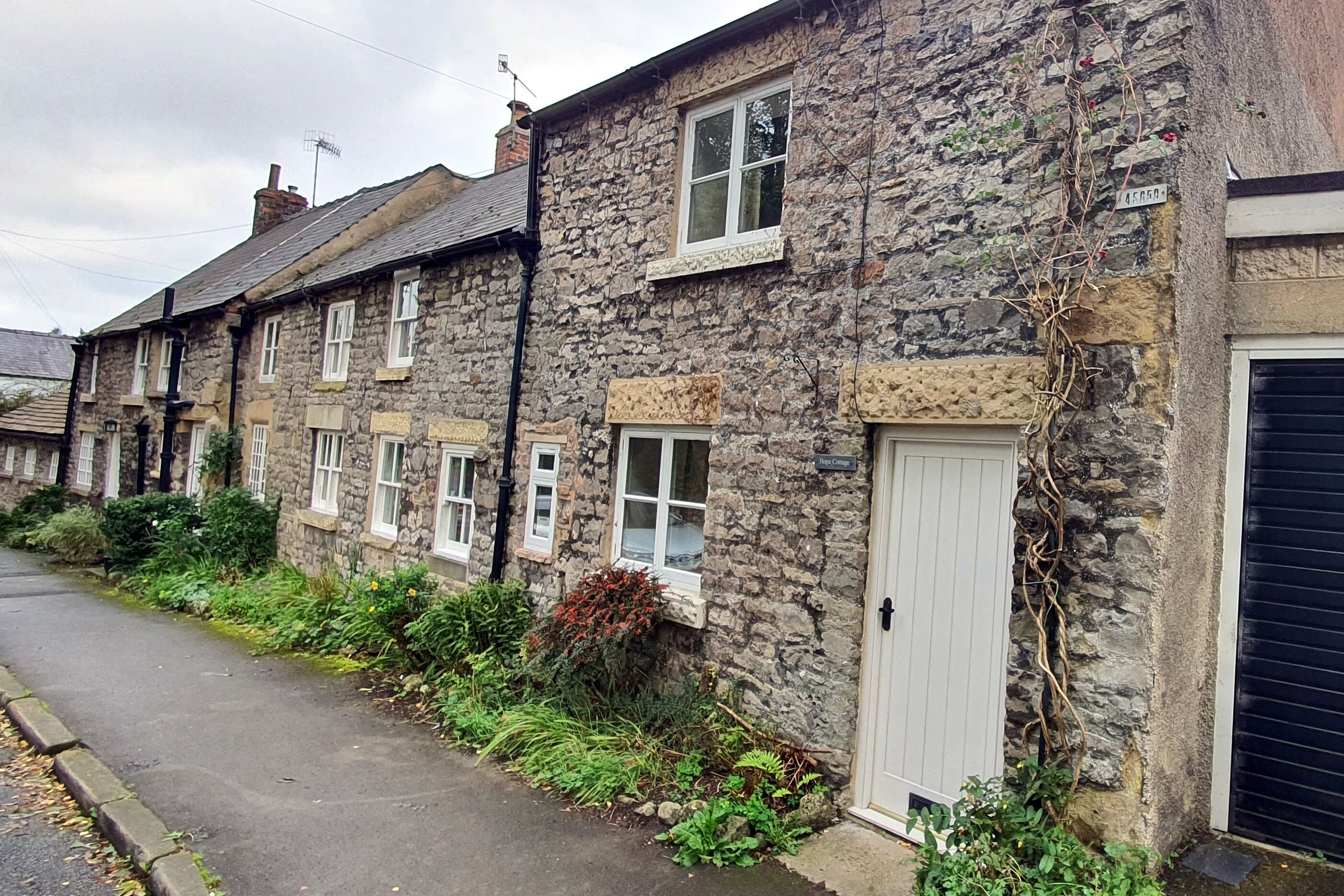 Peak District family cottage nr Monsal Trail & 100m from excellent foody pub