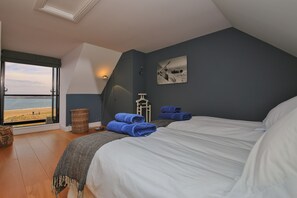 3 bedrooms, iron/ironing board, internet, bed sheets - Stunning 3 bedroomed townhouse overlooking St Andrews harbour (St Andrews)