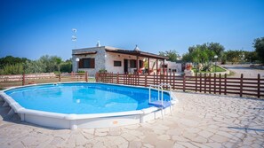 Outdoor pool - TRULLO IN PRIVATE COTTAGE, SWIMMING POOL, GARDEN, ANCIENT OLIVE TREES, WI-FI, BARBECUE (Castellana Grotte)