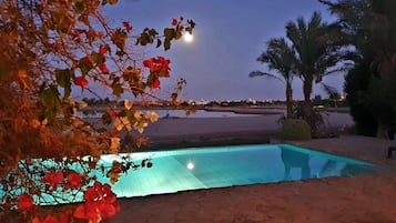 Piscine extérieure, piscine chauffée, chaises longues