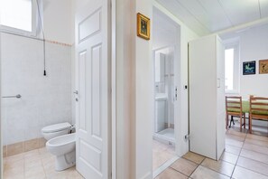 Douche, sĂšche-cheveux, serviettes fournies