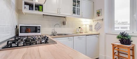 Fridge, microwave, oven, stovetop