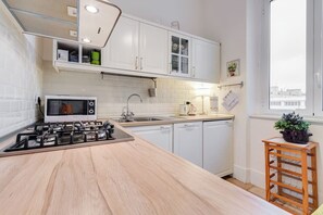 Kühlschrank, Mikrowelle, Ofen, Herdplatte