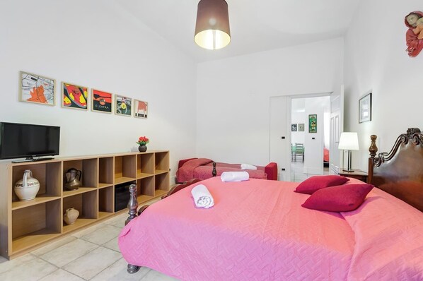 2 bedrooms, iron/ironing board, free WiFi, bed sheets