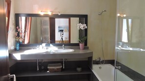 Bathtub, hair dryer, bidet, towels