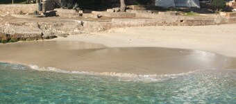 Villa in the old centre with private pool, A/C, one minute walk to the beach. 