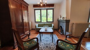 TV, fireplace, DVD player, table football - Sarlat La Caneda: SPACIOUS APARTMENT WITH GARDEN AND PRIVATE SWIMMING POOL (Sarlat-la-Canéda)