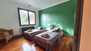 3 bedrooms, iron/ironing board, free WiFi, bed sheets - Sarlat La Caneda: SPACIOUS APARTMENT WITH GARDEN AND PRIVATE SWIMMING POOL (Sarlat-la-Canéda)