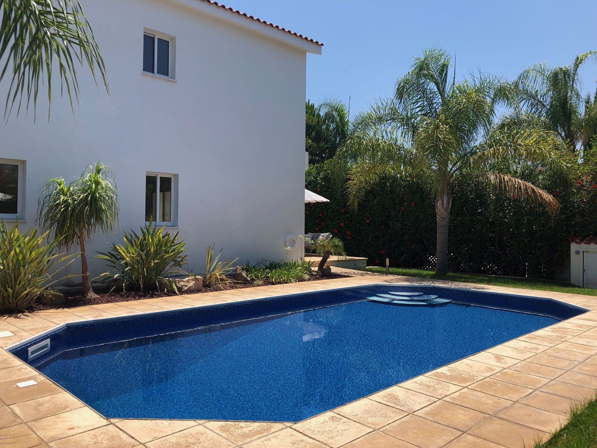 Una piscina al aire libre
