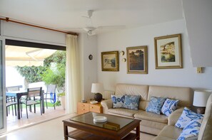 Smart TV, lareira, livros