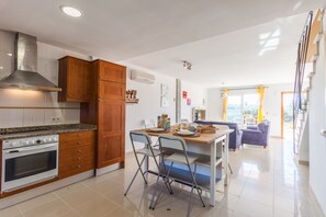 Kylskåp, mikrovågsugn, ugn och spishäll