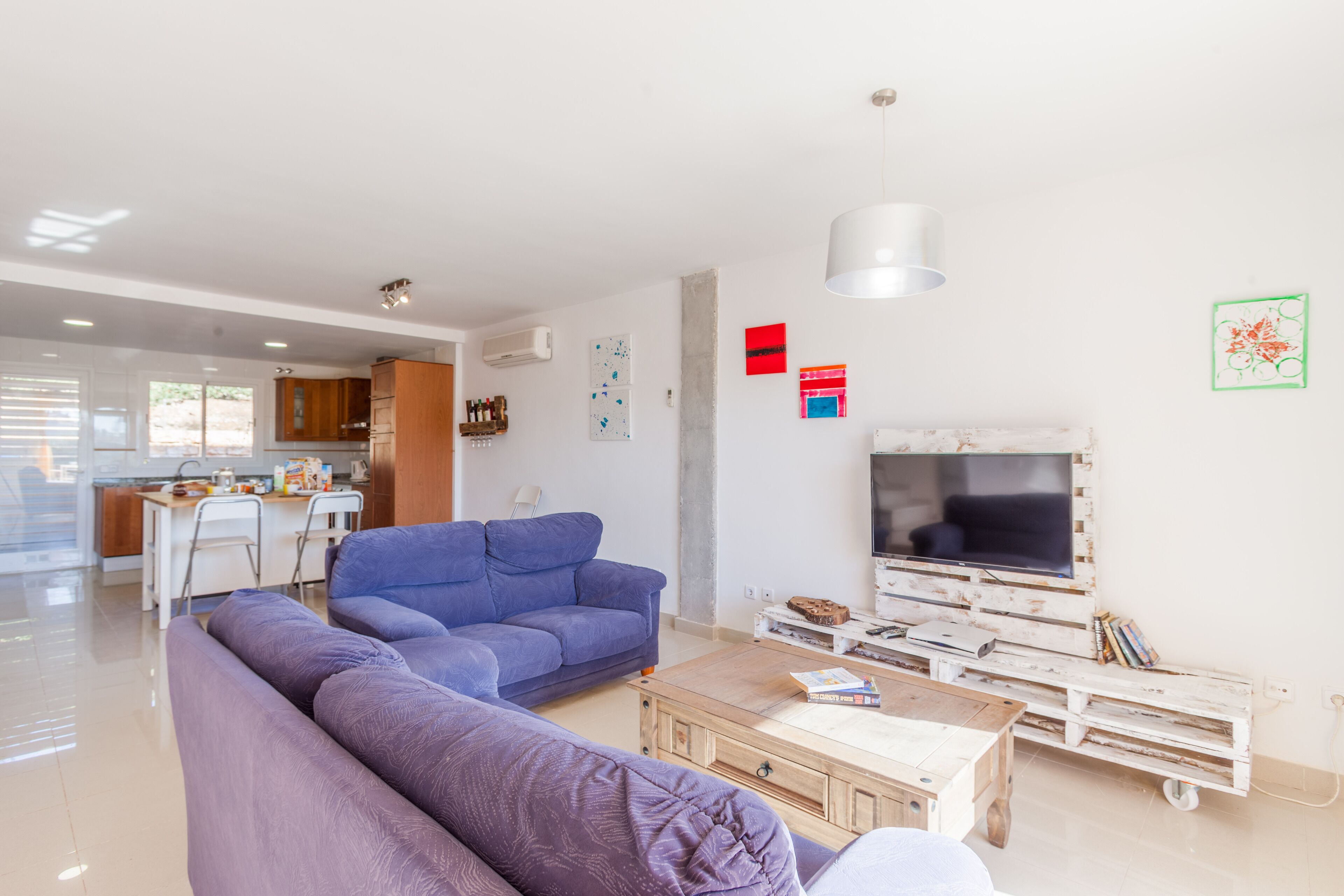 Ein modernes Wohnzimmer mit Sofa, Couchtisch und TV-Möbel.