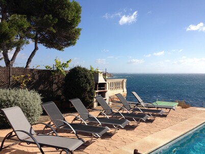 4 bedroom villa with stunning views of the sea and swimming pool