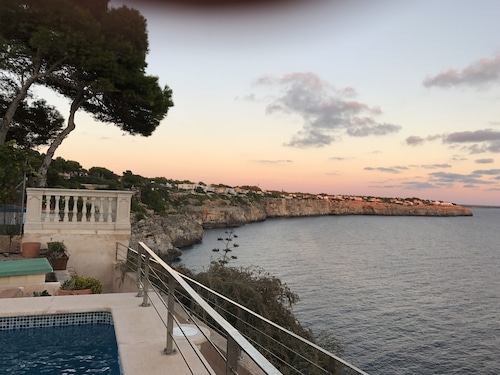 4 bedroom villa with stunning views of the sea and swimming pool