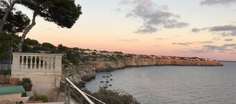 4 bedroom villa with stunning views of the sea and swimming pool