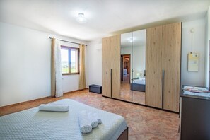 4 bedrooms, iron/ironing board