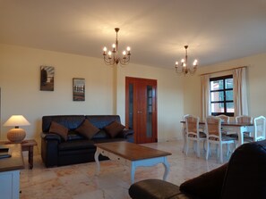 Smart-tv, een dvd-speler, boeken en een filmbibliotheek