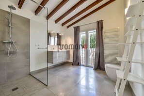 Douche, serviettes fournies, papier toilette