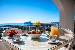Outdoor dining - Villa Letizia Luxury villa, 180º sea view for 6 people with private pool. (Moraira)