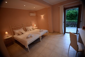 4 bedrooms, iron/ironing board, WiFi, bed sheets