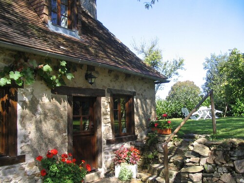 Petite maison de campagne charmante dans un hameau isolé de Chabrenas
