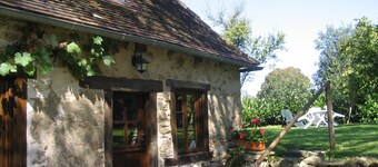 Pequeña cabaña encantadora en la aldea aislada de Chabrenas