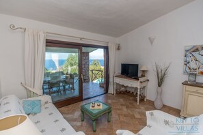 Fernseher, DVD-Player, Bücher