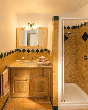 Dusche, Haartrockner, Bidet, Handtücher