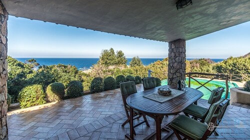 Belle villa moderne de 2 chambres, piscine privée, vue sur la mer, petit jardin, près de la plage