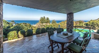 Belle villa moderne de 2 chambres, piscine privée, vue sur la mer, petit jardin, prÚs de la plage