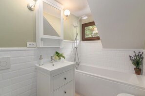 Suihkun ja ammeen yhdistelmä, hiustenkuivaaja, pyyhkeet, vessapaperi