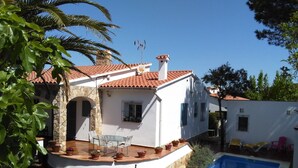 A villa with a swimming pool, stone walls, and a tiled roof. - Lovely House - Pool/Garden/Wi-Fi - Casa Palmera (L'Escala)