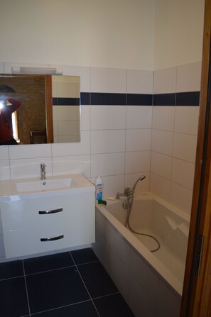 Duschwanne, Haartrockner, Handtücher, Toilettenpapier