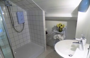 Doccia, asciugacapelli, asciugamani, sapone