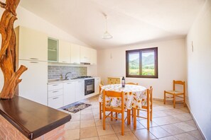 Een koelkast, een oven, een kookplaat, een broodrooster