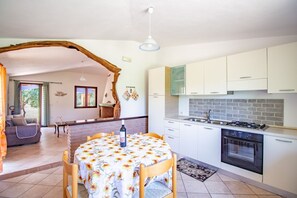 Refrigerador, horno, parrilla de estufa y utensilios de cocina