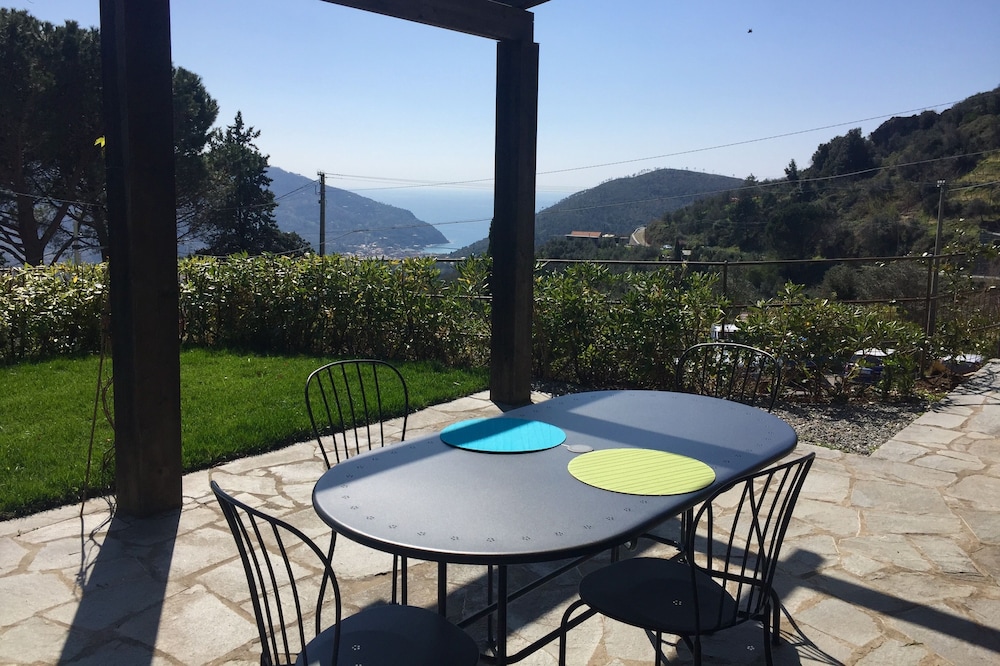 Romantic nest seaview. Tipical stone house with garden close to Cinque terre