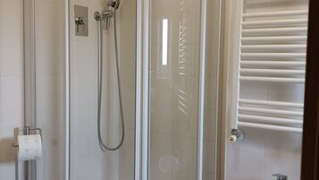 Dusche, Haartrockner, Bidet, Toilettenpapier